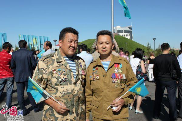Фотографии с торжественной церемонии поднятия государственного флага, посвященной празднованию Дня столицы Казахстана