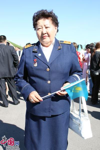 Фотографии с торжественной церемонии поднятия государственного флага, посвященной празднованию Дня столицы Казахстана