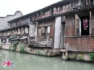 Древний поселок Учжэнь находится на севере города Тунсян провинции Чжэцзян, в центральной части шести древних поселков района, расположенного к югу от реки Янцзы.