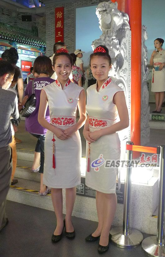 Красивые экскурсоводы, работающие в региональных павильонах Китая на ЭКСПО-2010