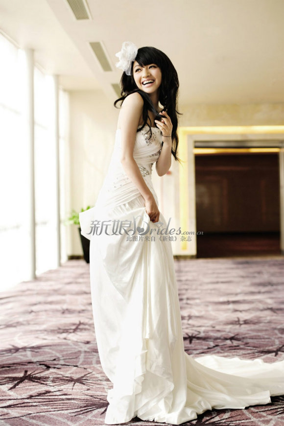 Красавица Ло Хайцюн в свадебном платье 1