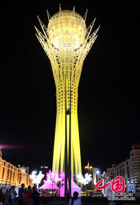 Чарующий ночной вид монумента «Байтерек» в Астане