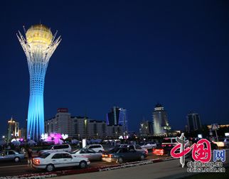 Чарующий ночной вид монумента «Байтерек» в Астане