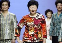 Женщины-чиновники города Шэньчжэнь демонстрируют моду на сцене