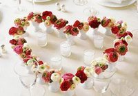 Красивые свежие цветы на свадебных столах10