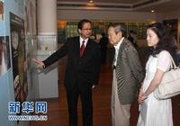 Ян Чжэньнин с женой в Сянгане посетил археологическую выставку «Память о корнях Сянгана»