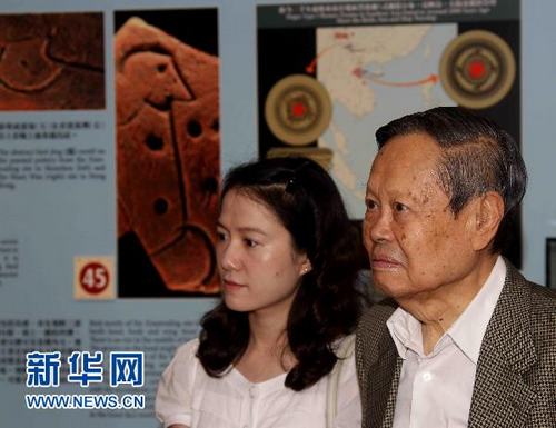 Ян Чжэньнин с женой в Сянгане посетил археологическую выставку «Память о корнях Сянгана»