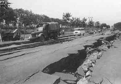 Реальные картины землетрясения в г. Таншань в 1976 году