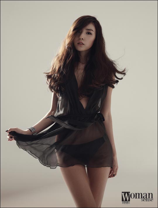 Сексуальная южнокорейская певица Кан Ми Ён 