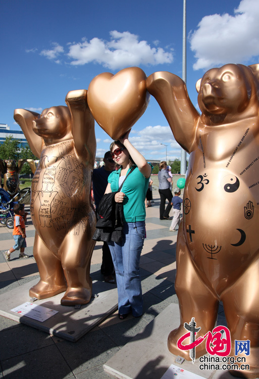 На площади перед монументом Байтерек в Астане народом были тепло встречены медведи «United Buddy Bears», называемые послами мира, дружбы и взаимопомощи. 