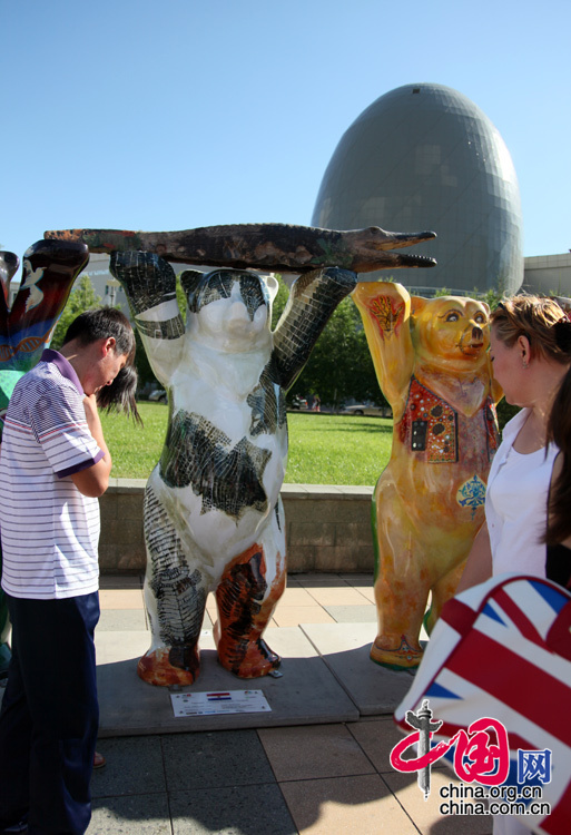 На площади перед монументом Байтерек в Астане народом были тепло встречены медведи «United Buddy Bears», называемые послами мира, дружбы и взаимопомощи. 