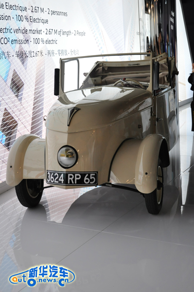 На фото: в Павильоне Франции был продемонстрирован первый электрический автомобиль «VLV», который был произведен в 1941 году.