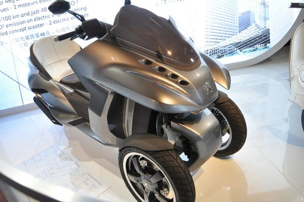 На фото: концептуальный мотоцикл «Hybrid 3 Evolution» марки «Пежо».