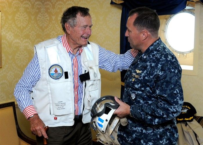 Джордж Буш посетил названный в честь него авианосец 5