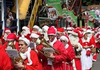 Санта Клаусы из разных мест мира собрались в Дании