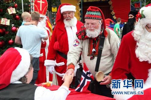 Санта Клаусы из разных мест мира собрались в Дании