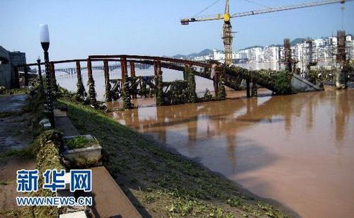 Один строящийся мост в провинции Сычуань был снесен водой