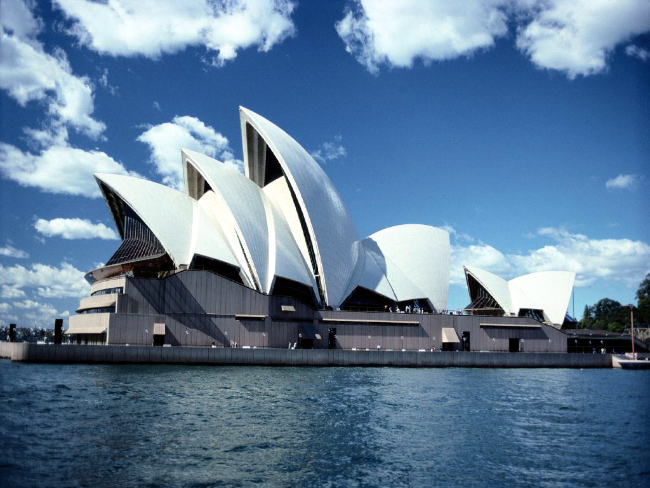 3. Сидней Страна: Австралия Известные достопримечательности: Мост «Харбор-Бридж», Сиднейский оперный театр и пляж «Бондай-Бич».
