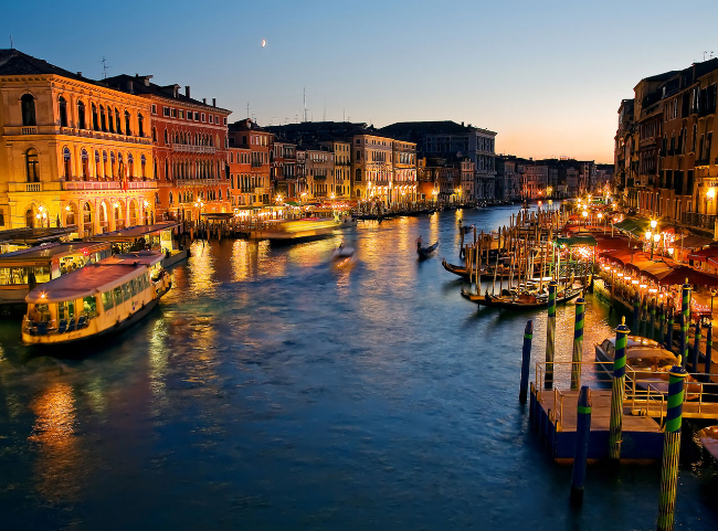 5. Венеция Страна: Италия Известные достопримечательности: канал, традиционная венецианская гребная лодка «Гондола», Собор Святого Марка.