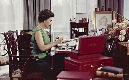 На фото: В 1968 году королева Елизавета II работает в Букингемском дворце.