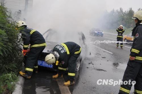 Из-за высокой температуры воздуха в Пекине загорелся автомобиль