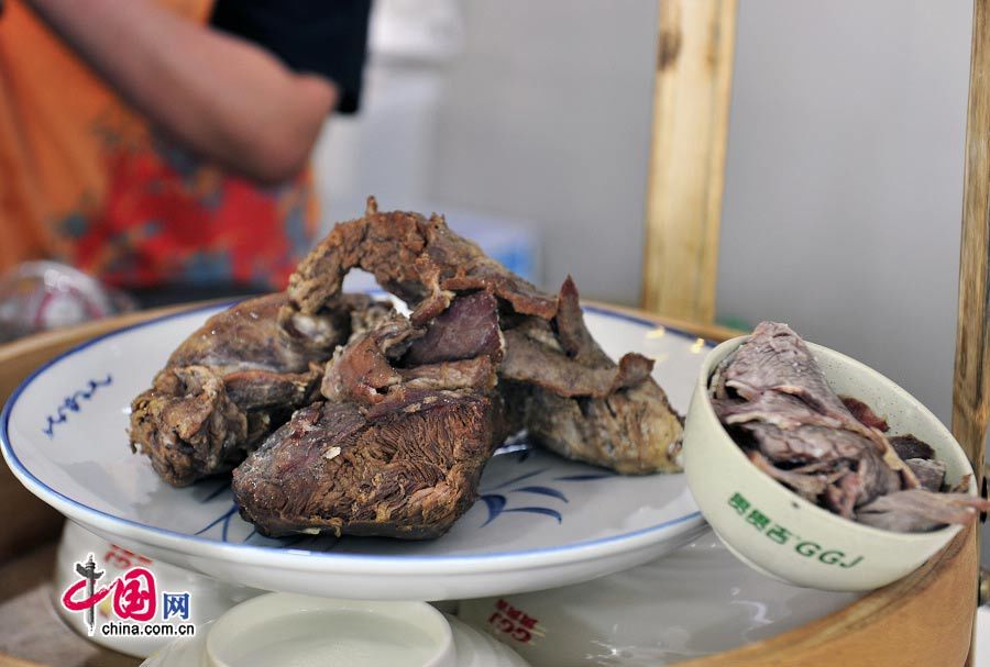 Деликатесы на улице китайской кухни на ЭКСПО-2010 в Шанхае