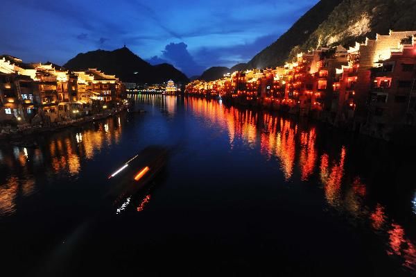 Чарующие ночные пейзажи на реке Уян уезда Чжэньюань провинции Гуйчжоу