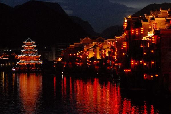 Чарующие ночные пейзажи на реке Уян уезда Чжэньюань провинции Гуйчжоу