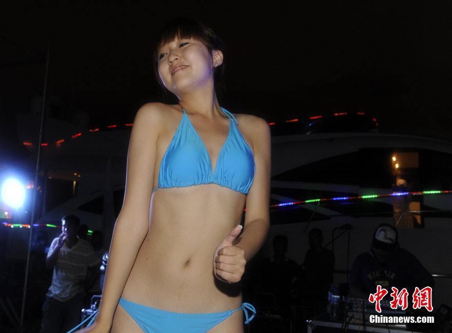 25 июля Циндаоский международный фестиваль моря 2010 года торжественно открылся. Вечером в тот день на туристической яхте была проведена страстная демонстрация бикини. 