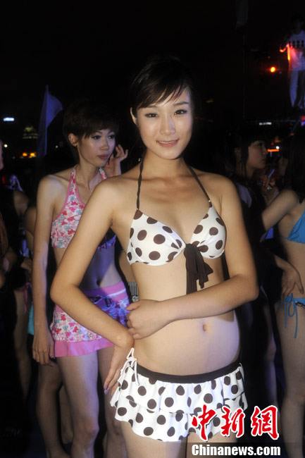25 июля Циндаоский международный фестиваль моря 2010 года торжественно открылся. Вечером в тот день на туристической яхте была проведена страстная демонстрация бикини. 