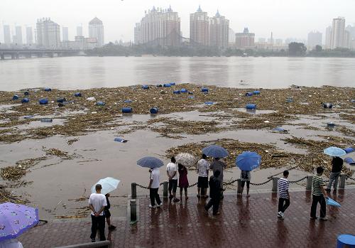 По уточненным данным, примерно 7000 бочек с химикатами смыты наводнениями в реку Сунхуацзян в Северо-Восточном Китае 
