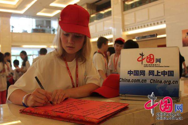 Арина из села Турунтаево Прибайкальского района Республики Бурятия, учится в девятом классе. Она первый раз в Китае.
