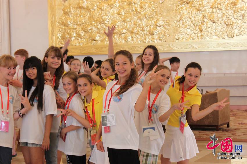 В составе делегации - 447 школьников из 26 регионов России, а также 52 взрослых - учителей