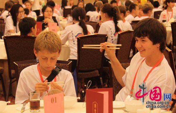 Первый день в Китае: российские дети с интересом учатся пользоваться палочками для еды