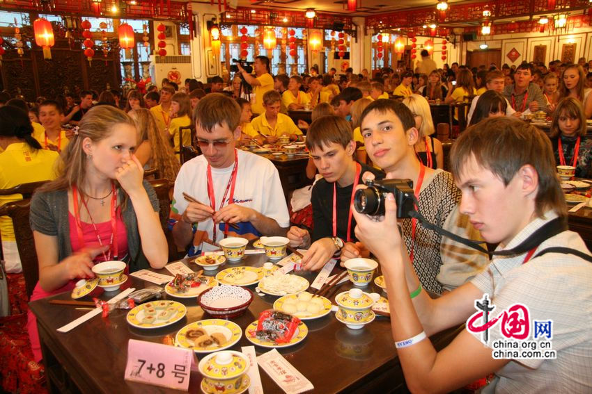 Российские школьники ознакомились с пекинской культурой в чайном доме «Лаошэ» 