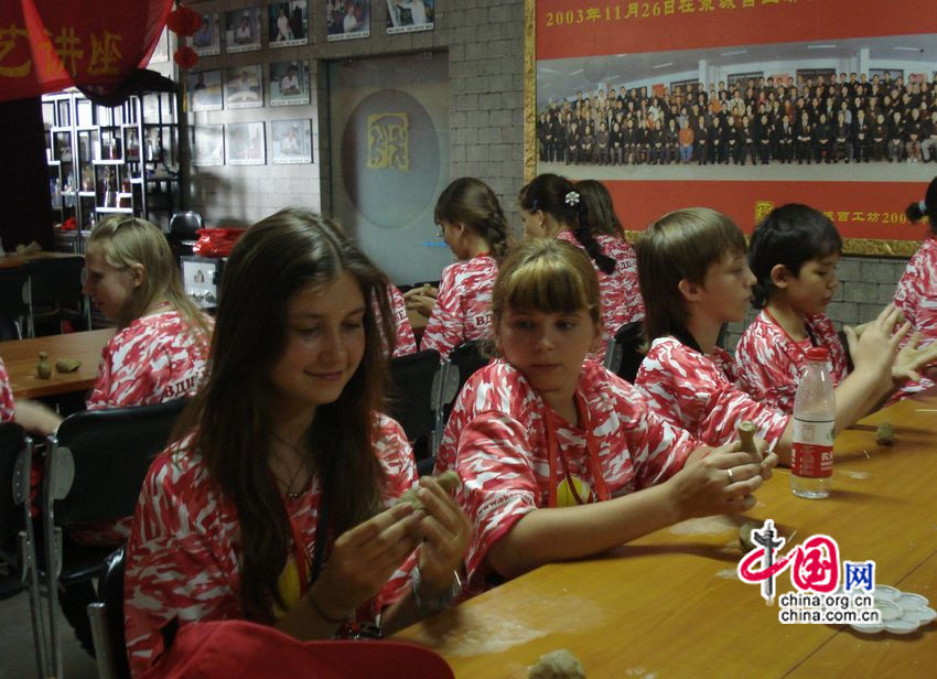 Российские школьники знакомятся с традиционным ручным мастерством в музее-мастерской