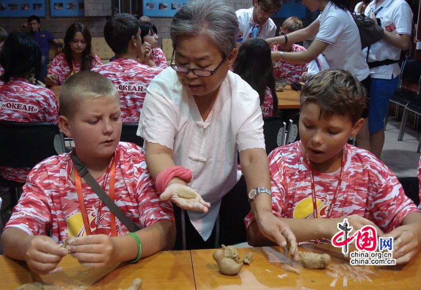 Российские школьники знакомятся с традиционным ручным мастерством в музее-мастерской