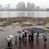 По уточненным данным, примерно 7000 бочек с химикатами смыты наводнениями в реку Сунхуацзян в Северо-Восточном Китае