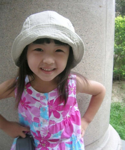 Симпатичная маленькая актриса в фильме «Землетрясение в городе Таншань»