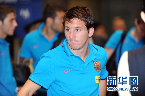 5 августа Месси из футбольного клуба «Барселона» появился в Пекинском международном аэропорту «Шоуду». 