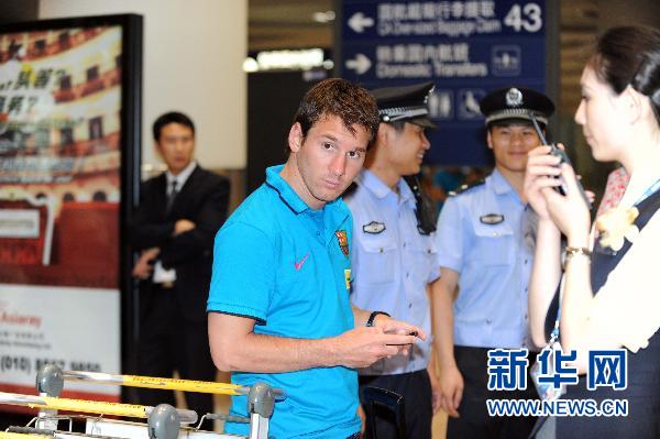 5 августа Месси из футбольного клуба «Барселона» появился в Пекинском международном аэропорту «Шоуду». 