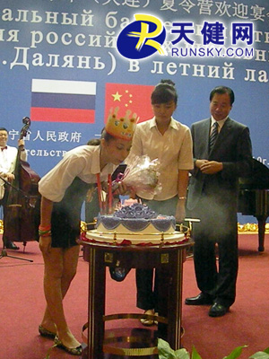 Наталья загадала желание и задула свечи на праздничном торте.