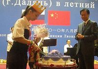 Российская школьница-участница летнего лагеря в Китае отметила свой 15-й день рождения в городе Далянь