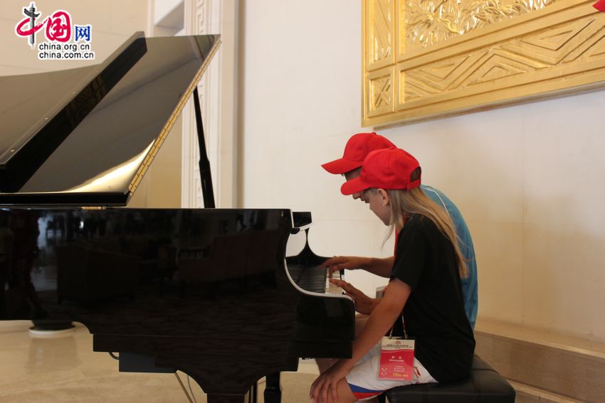 Талантливые российские школьники играют на рояле 