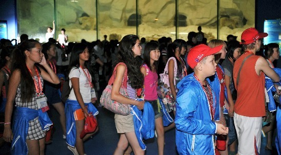 Российские школьники посетили полярный океанариум в городе Циндао