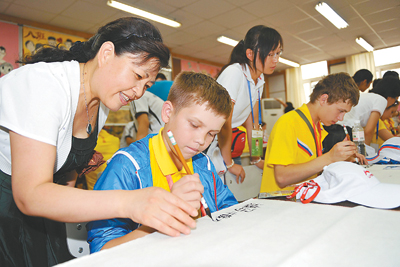 200 школьников из летнего лагеря познают китайскую культуру 