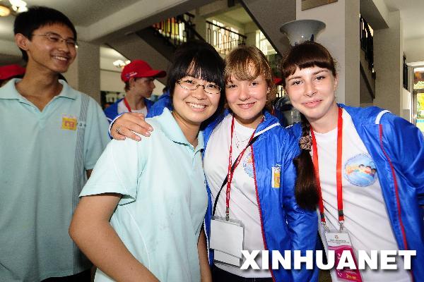 На фото: ученики школы №.15 города Далянь фотографировались с российскими школьниками, которые принимают участие в летнем лагере в Китае.