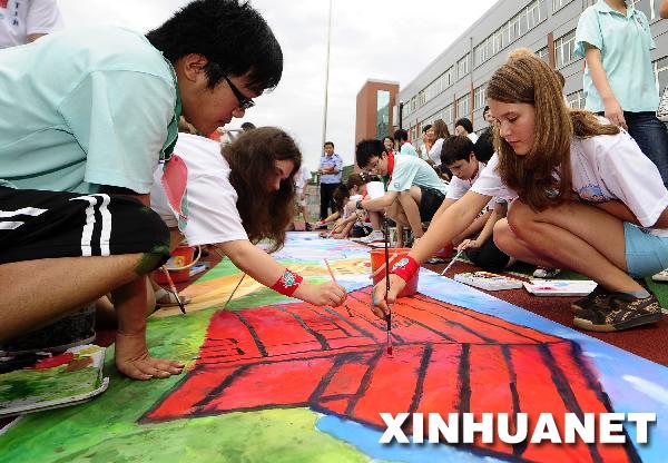 На фото: 5 августа, российские и китайские школьники вместе рисовали картину.