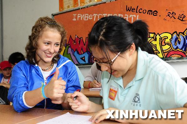  На фото: российские и китайские школьники поучились друг у друга китайскому и русскому языкам.