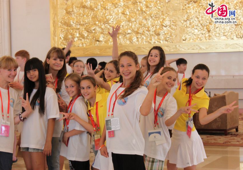 Красивые российские школьницы-участницы летнего лагеря в Китае в глазах китайского корреспондента 